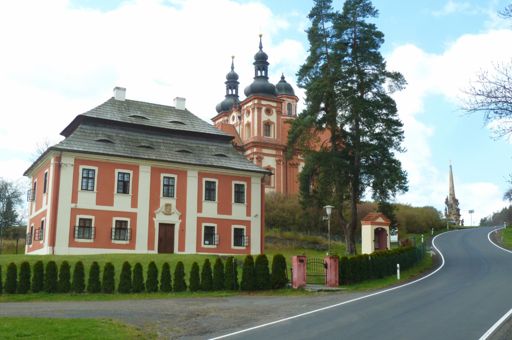 Fara, kostel Nejsvětější Trojice a sloup Nejsvětější Trojice