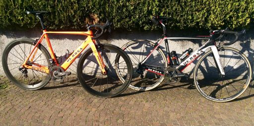 Le bellissime gemelle De Rosa: quella di Gian, messa giù da gara(diciamo tacco 12 e trucco da grandi occasioni); la mia, in versione allenamento(scarpa da ginnastica, viso acqua e sapone).
ma identico ??
#protos #cicliderosa
#CuoreGrintaPassione
#teamderosasantini
#metticiilcuore