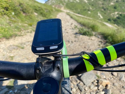 Curriol de bajada desde arriba el turó al sendero de la base