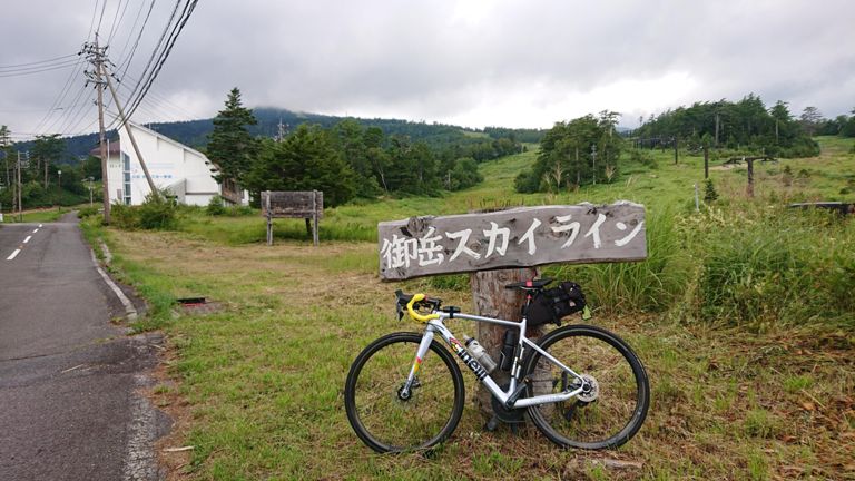 御岳スカイラインの看板、左奥に見える看板には「おんたけスキー場」と書かれています。
