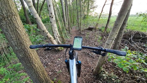 In het algemeen prettig zo'n breed stuur, maar hier niet.