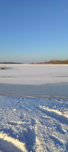Jeszcze trochę i będzie można przejechać przez Wisłę. W oddali most kolejowy. 