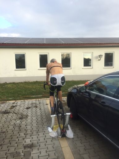 Lizenzsenior beim "Warm"fahren auf der Rolle. WTF?