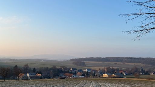 Diesig ist der Blick vom Westhang des Großen Berges aufs Großhennersdorfer Oberdorf und ins Oberlausitzer Bergland um zwei Minuten vor um Drei.