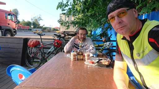 В pестоpане мы кyпили бyтылкy коньяка.
Жизнь стала пpекpасна, жизнь стала легка.

  