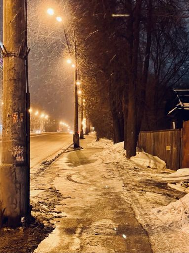 Ул Ленина - наследие Союза. Это отрезок как демаркационная зона, слева недавно вырос очередной спальный район в котором живут и не высыпаются, слева деревянный забор и двухэтажные бараки из прошлого тысячелетия как и люди живущие в них . Время от времени их поджигают и люди ...