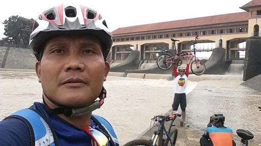 Selfi selfi selfi @ Bendungan Walahar