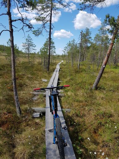 Oli sitä kaunista maisemaan jonkin verran, mut pitkoksilla sai olla tarkkana...