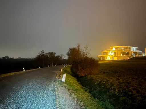 Licht auf 50%, trotzdem ist die Straße auf dem Foto hell.