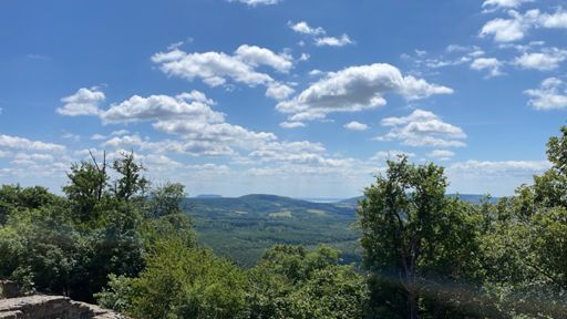 Az a pici vízfelület középen, a Balaton!
