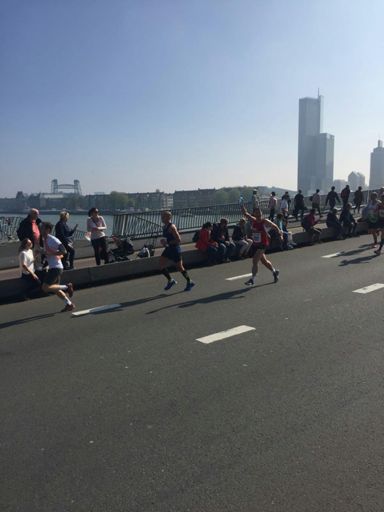 De Erasmusbrug op 27 km. Ik kan nog enthousiast terugzwaaien.