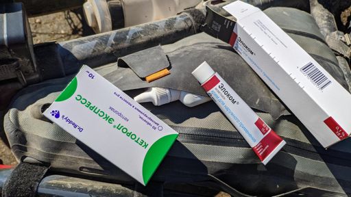 Боевой набор борьбы с болью. На фото нет ещё хиругического пластыря.