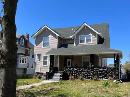 It doesn’t really show here but I thought the black painted rocks were distinctive.