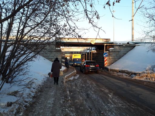 на этот раз водитель "газели" умудрился застрять под мостом двигаясь в встречном направлении по дороге с односторонним движением. электромоноциклист уже тут