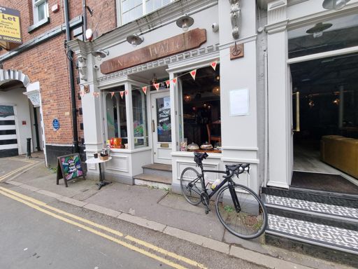 Perfect choice for a cafe stop. 90s music classics being played too 🎵