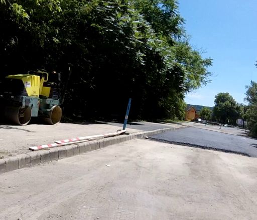 Aszfaltozás miatt.  Oké, akkor irány a bringaút.