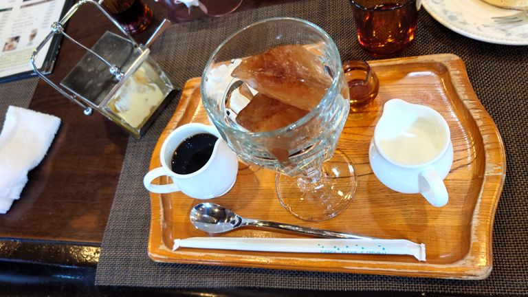 奥様はアイスカフェオレを注文。こっちにもホイップが付いてくる。基本的にコーヒーは美味しかった。