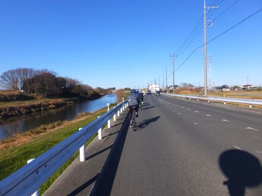 元荒川沿いを走っていきます。