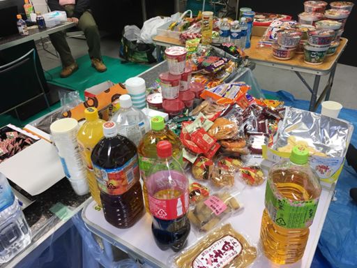 ゴールにお菓子がブチまけられてた