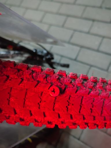 не доїхав 300 метрів до дому, спіймав саморіз на проїжджий  частині Глибочицької