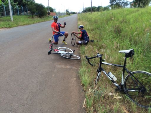 Segundo- Erick, pneu traseiro e como as câmaras reservas eram bicos curtos, tivemos que tirar uma da minha bike