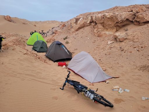 Nasz nocleg w wyrobisku (zapewne po budowie drogi) na pustyni