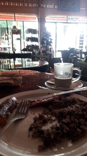 Reis mit schwarzen Bohnen und Koch
bananen zum Frühstück