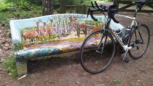 Bankje van tegelmozaiek tussen Drie en Ermelo