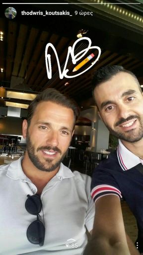 Εδώ με το φιλαράκι το Νικολή εν ώρα χαλάρωσης. .! ! ☕