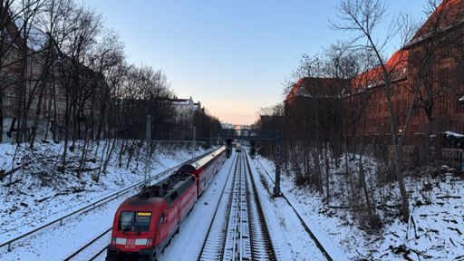 In der Ferne bereits zu erkennen ist die S-Bahn der Linie S41, während gerade ein Regionalzug als Dienstfahrt mit einer Taurus-Lok der Baureihe 182 die Dunkerbrücke passierte.