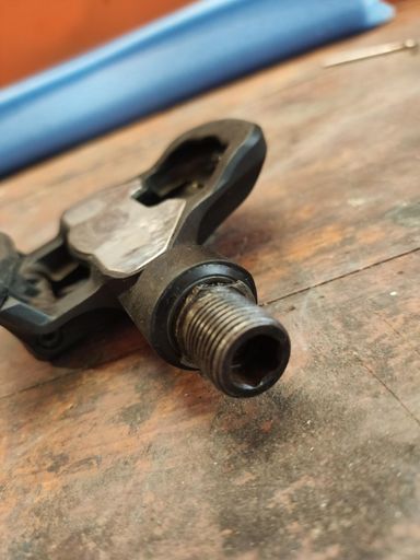 Look keo blade carbon cr. 5ans 50.000km et complètement détruites... Belles merdes.