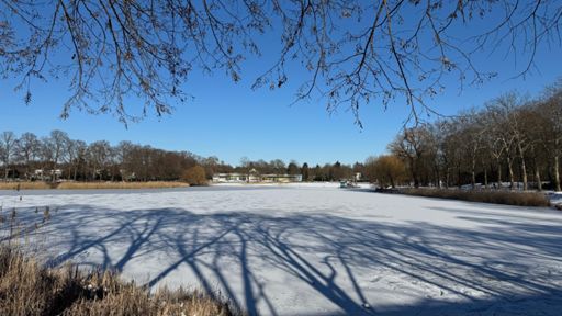 Ruhig ist‘s Orankesee an diesem Nachmittag um vier Minuten nach um Zwei. Einfach klasse, um mal kurz durchzuatmen, bevor es zur Spätschicht weitergeht.