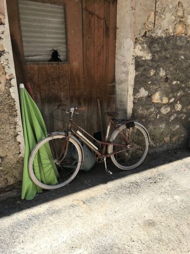Voilà arrivé  à Estoublon petit tour dans le village pour trouver un vélo pour papy 😂😂