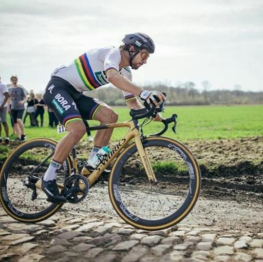 Это Саган , он фигачит нереально прямо по кирпичам. !!!