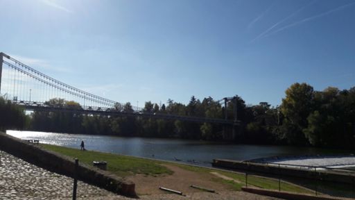 le pont suspendu reconstruit après la crue historique de 1930 qui avait détruit la pile centrale.