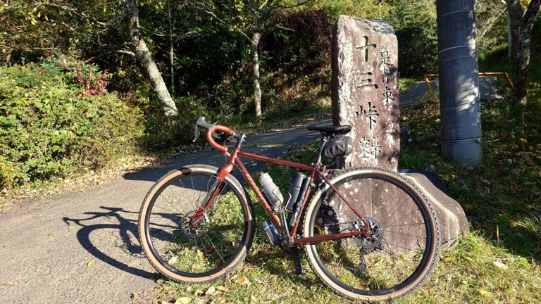 十三峠をクリア！　ちなみにペダルを地面につけて自立できる斜度です😱