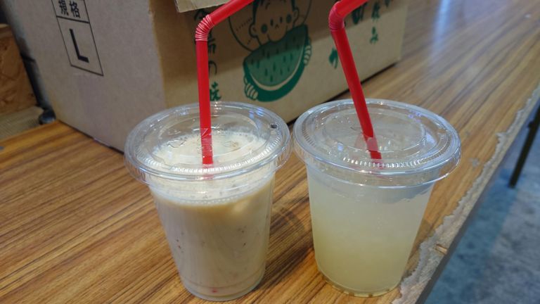 ご褒美を兼ねて... 本日のミックスジュースとレモンジュースを注文♪ ミックスジュースはバナナ・オレンジ・リンゴのミックス。 レモンジュースは生絞りで、運動後には良さげな酸味だった。