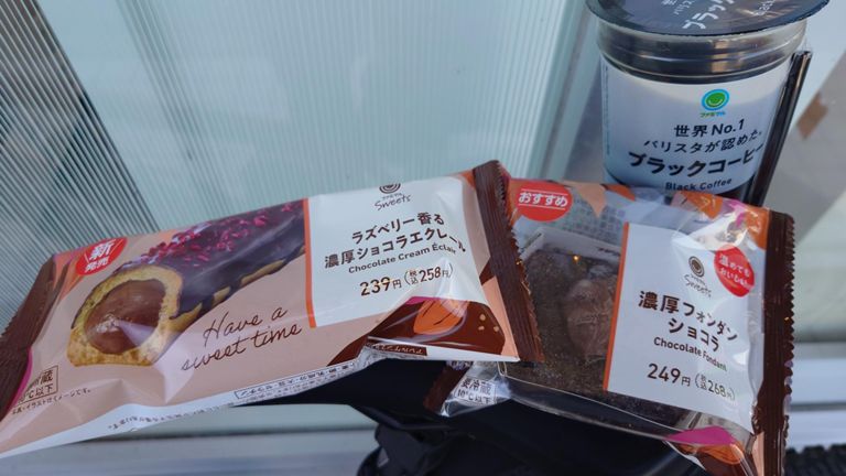 チョコスイーツ×2を食べる😋　ポスター掲載分、あと5つ。