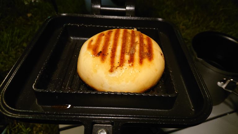 晩ご飯は前から外で作ってみたかった肉まんホットサンドと、