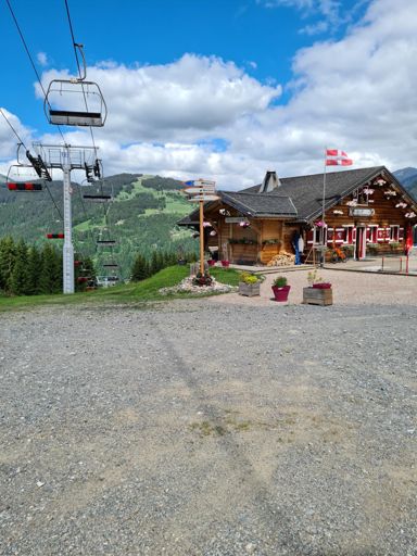 Vue sur Morzine en contrebas (petite route sympa pour monter là-haut)