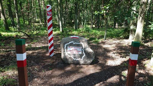 Głaz koło leśniczowki w Mścigniewie upamiętniający fakt, iż w tym miejscu przebiegała granicą Polski w 20-leciu międzywojennym