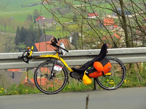 Schwer bepackt über die Egge