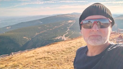 Jeżeli Państwo powiększą zdjęcie to w odbiciach okularów widać charakterystyczny spodek na Śnieżce😜