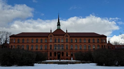 Das Haupt- und Verwaltungsgebäude des Evangelischen Krankenhauses „Königing Elisabeth Herzberge“ an diesem Montagnachmittag.