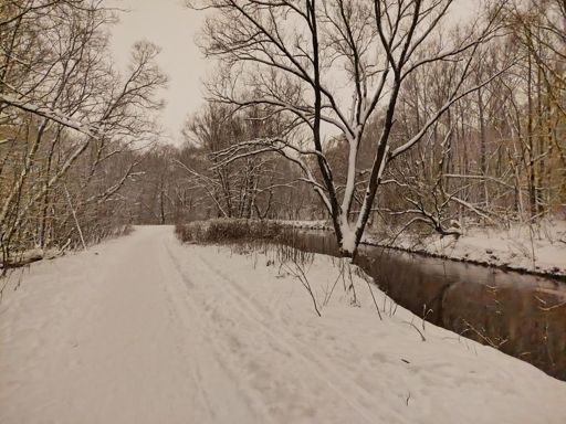 Река Яуза. Камера повысила яркость, темнее на самом деле, но можно без фонаря.
