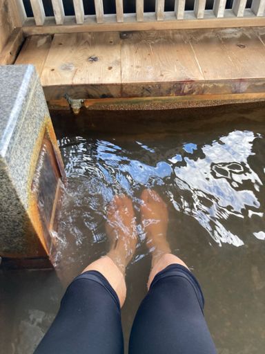 今日の目的地　ひみ番屋街足湯
温かい。小屋の中で風もなし。窓からは富山湾と立山連峰。
ただ、人が多いので居心地は良くない。
