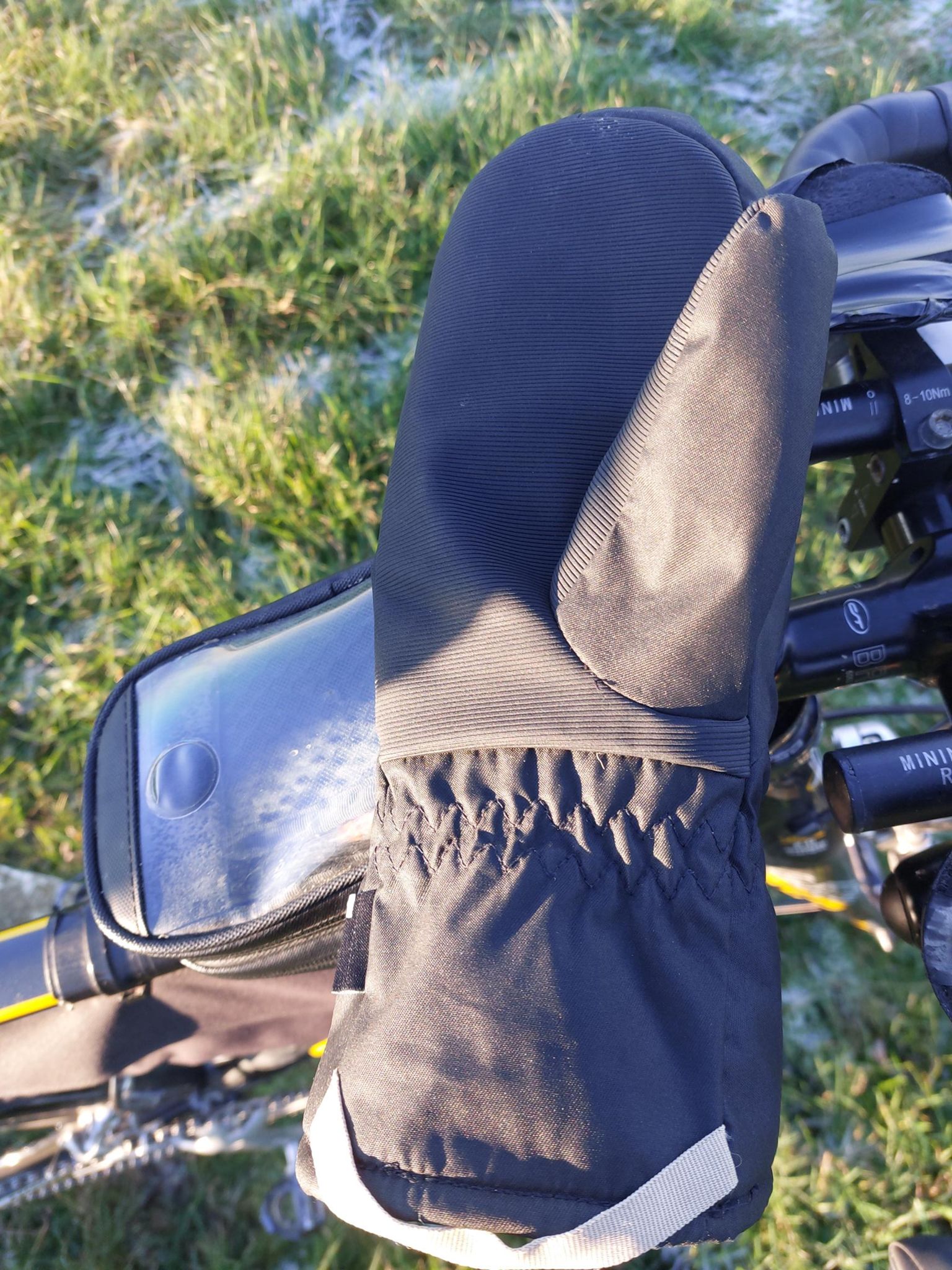 De  vingertoppen bleven heerlijk warm samen in het hok maar de duimen waren maar alleen en warmen daarom langer op voor dat ze weer warm zijm