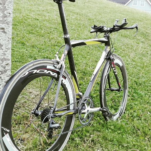 10 år gammel ramme, 10 delt gruppe satt sammen av Shimano 105 og Campa Centaur. Skulle vært på museum.