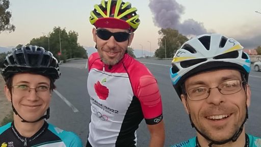 На заднем фоне горят склады с велосипедными комплектующими.