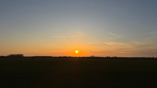 Bereits sehr tief steht die Sonne überm Horizont, als mein Blick um drei Minuten nach Halb Sechs von Lindenberg aus nach Karow schweifte. 🌞